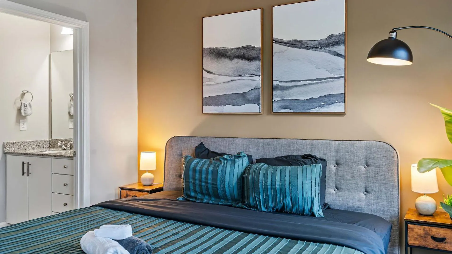 Upscale King 3Br Townhouse In Pineville 샬럿 펜션